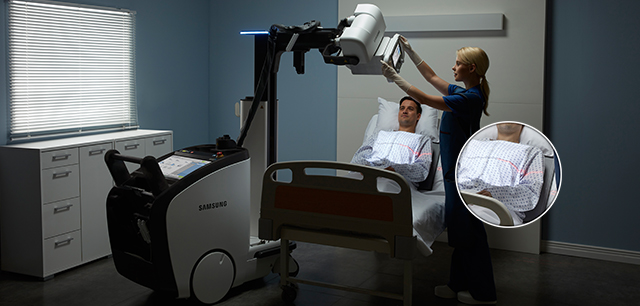 Patient im Bett erhält eine Aufnahme mit dem digitalen Röntgensystem GM85 von Samsung