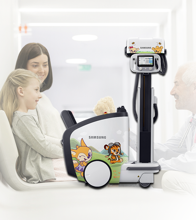 Kind mit Mutter und Arzt und dem digitalen Röntgengerät GM85 von Samsung