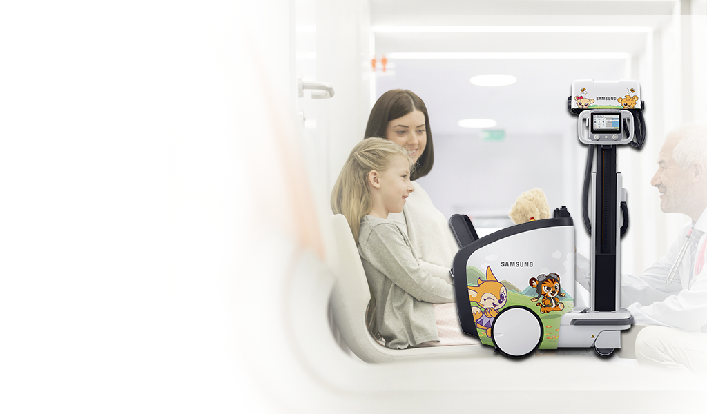 Kind mit Mutter und Arzt und dem digitalen Röntgengerät GM85 von Samsung